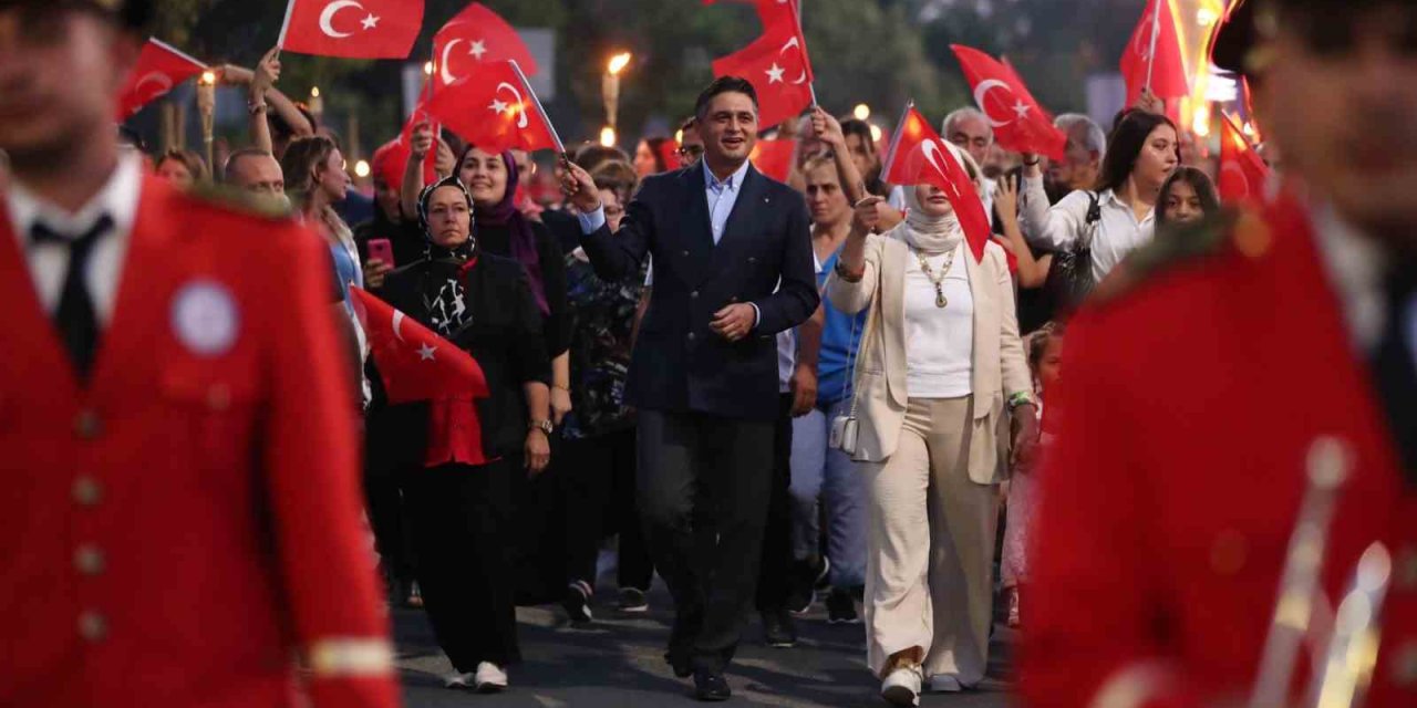 Aliağa 30 Ağustos kutlamalarında fener alayı ve Sefo konseri