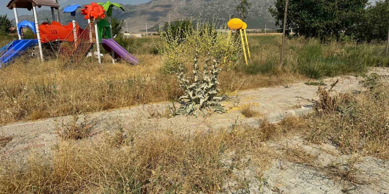 Acıpayam’da park ve çocuk oyun alanları çürümeye terk edildi
