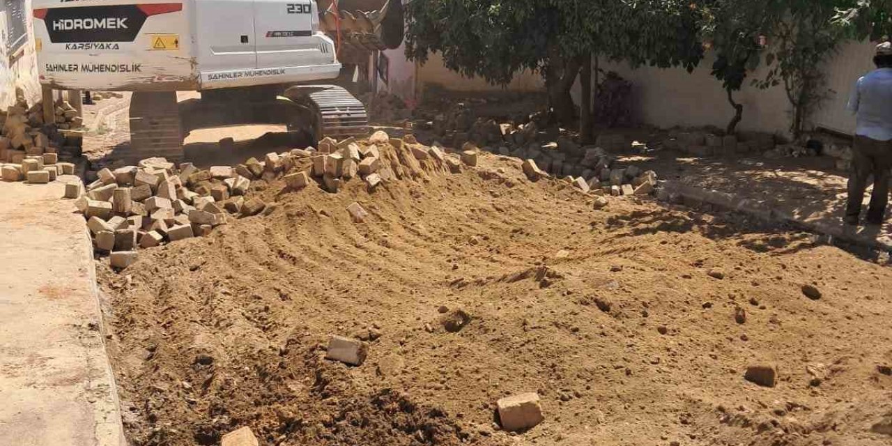 Sultanhisar’da yol yenileme çalışmaları devam ediyor