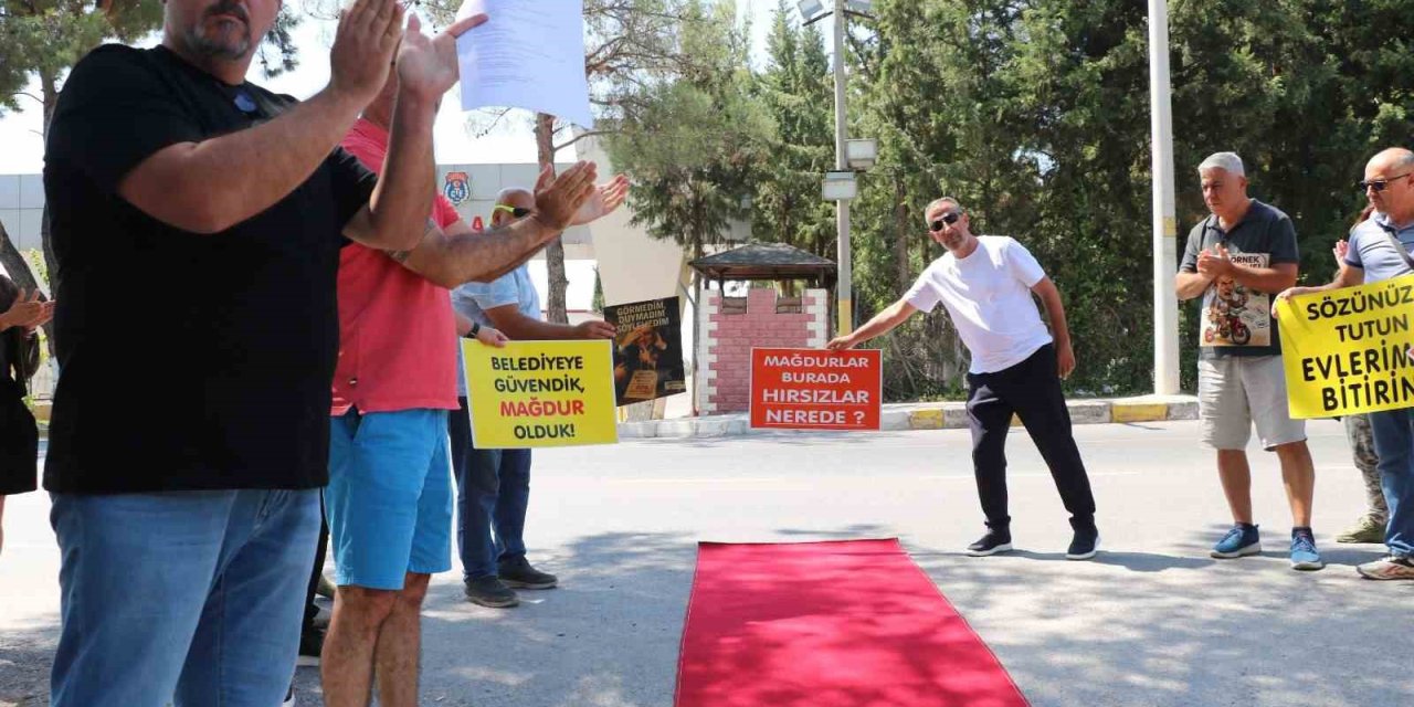 İzmir Büyükşehir Belediyesi’nin kooperatif mağdurlarından kırmızı halılı protesto