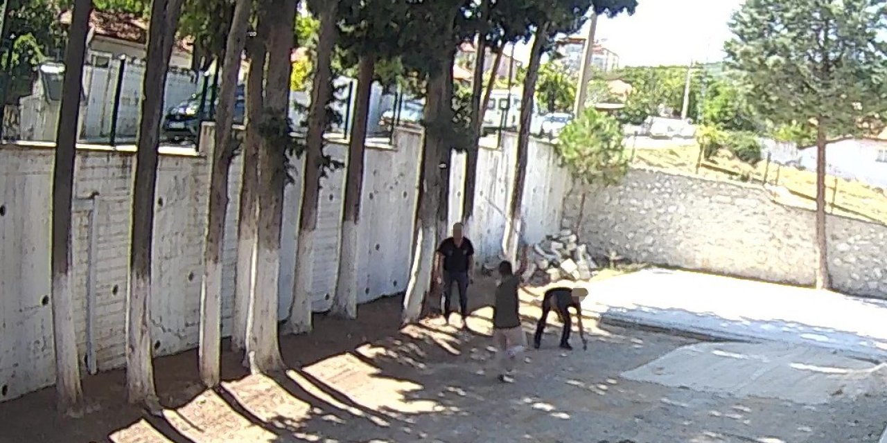 CHP’li Belediye Başkanı taş döşemek istemeyen zabıtaları sopayla dövdü