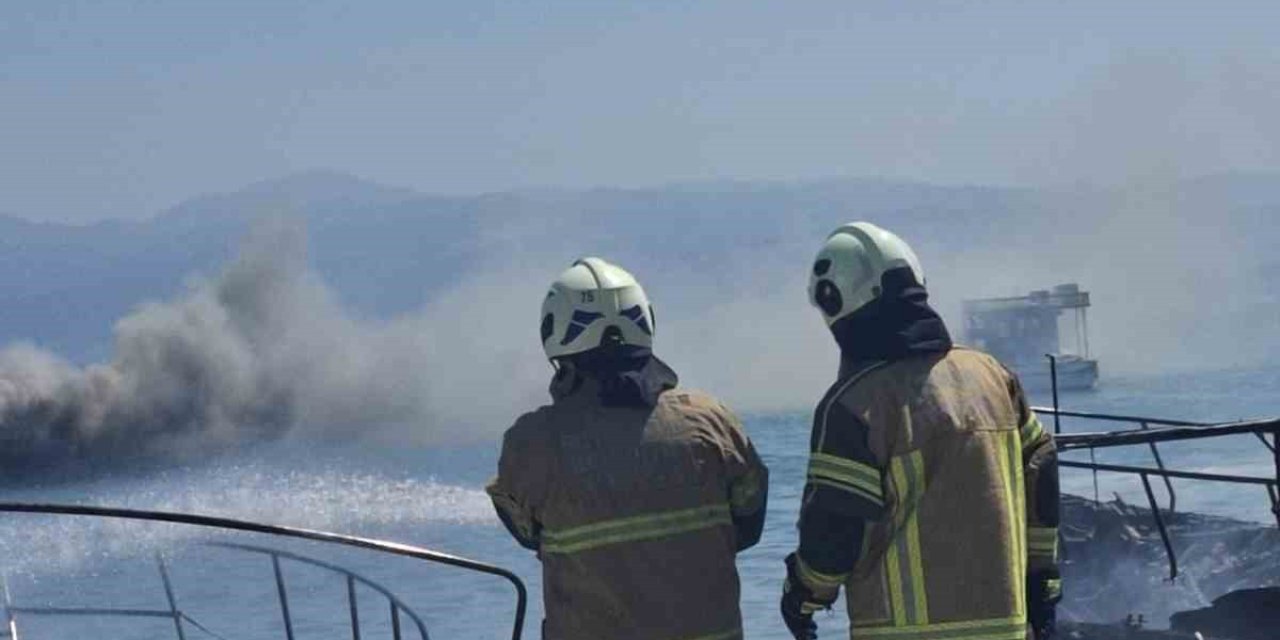 Marinada yanan 5 tekne kullanılamaz hale geldi