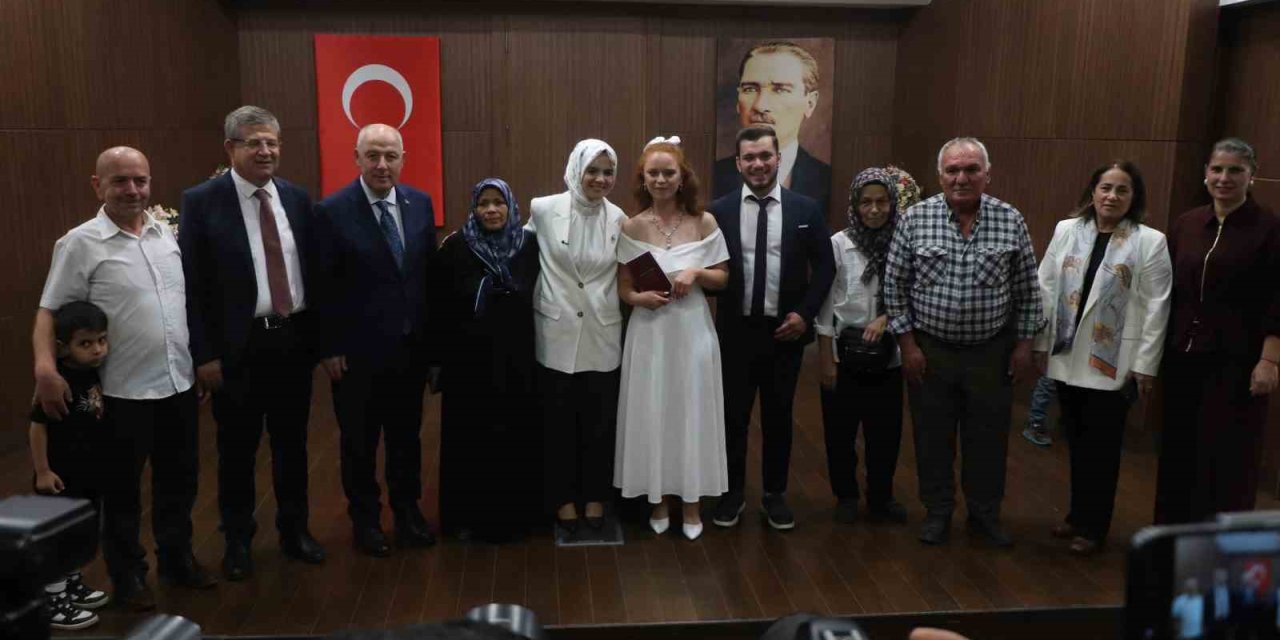 Bakan Göktaş, Aile ve Gençlik Fonu kullanan çiftin mutluluğuna ortak oldu