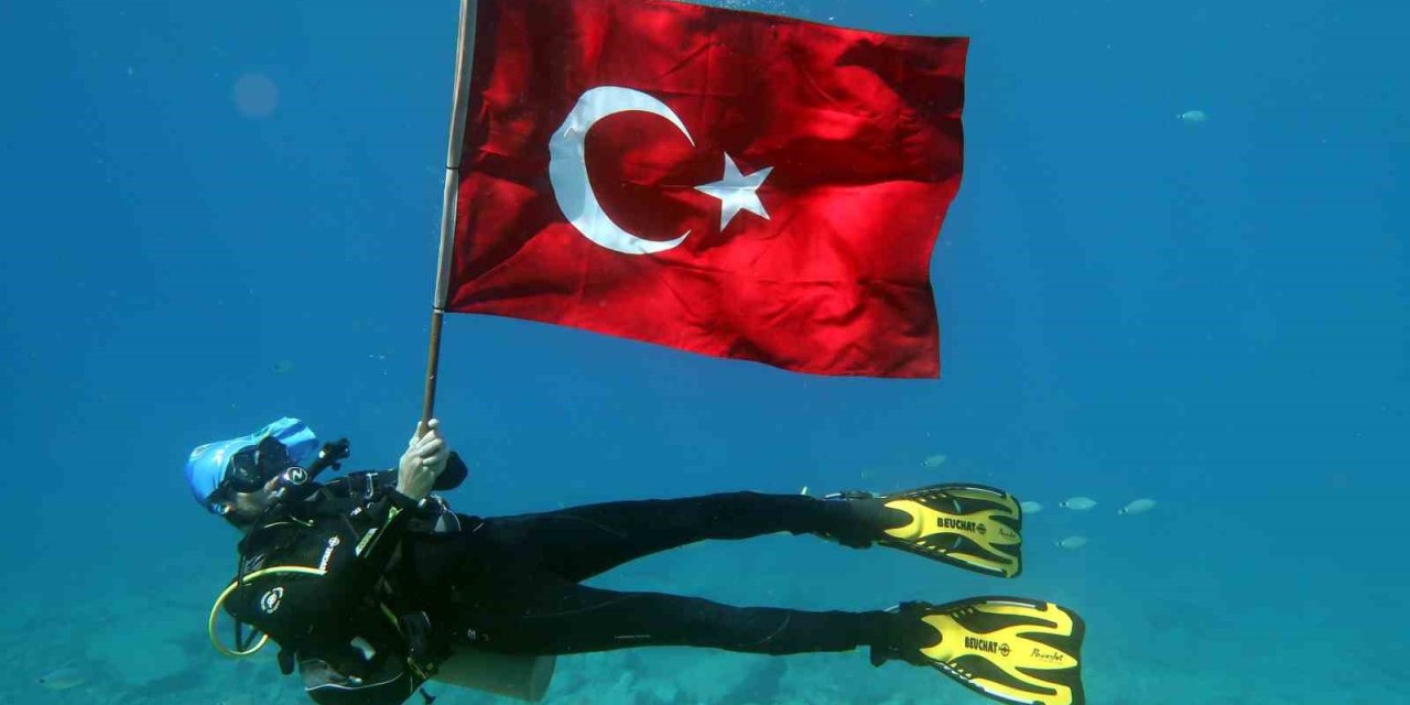 Deniz dibinde Türk bayraklı 30 Ağustos kutlaması
