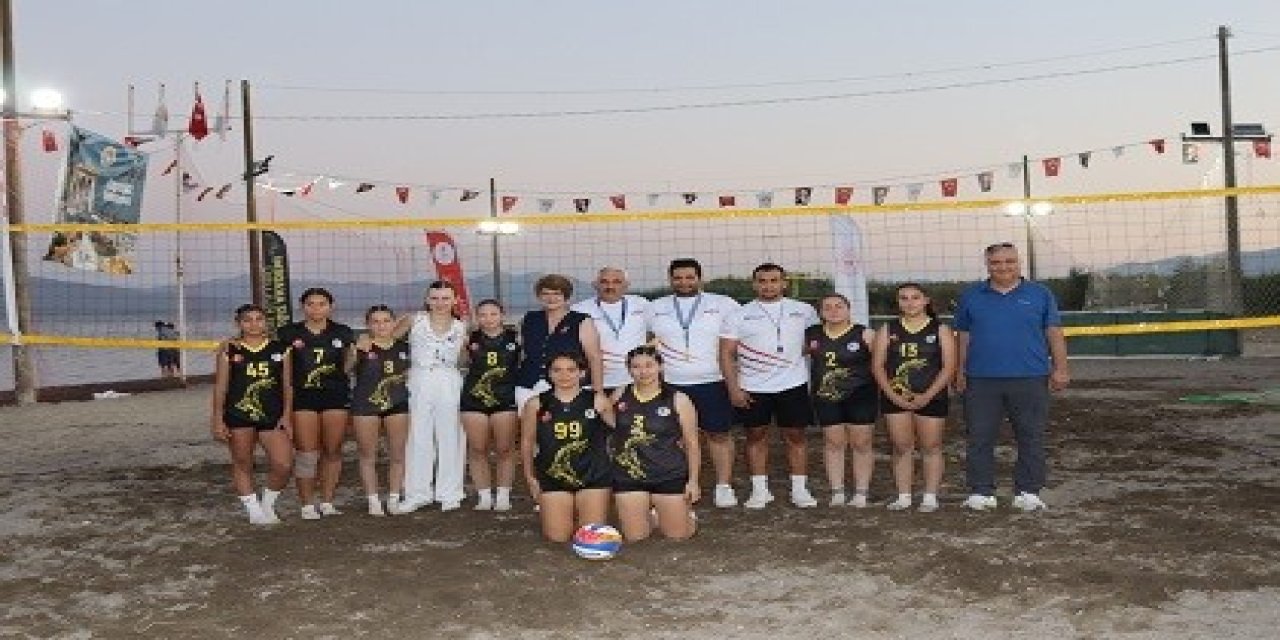 Köyceğiz’de ‘Evinin Sultanları Plajda Zafer Kupası Voleybol Turnuvası’ başladı