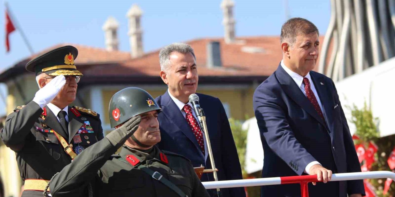 İzmir’de 30 Ağustos Zafer Bayramı coşkuyla kutlandı