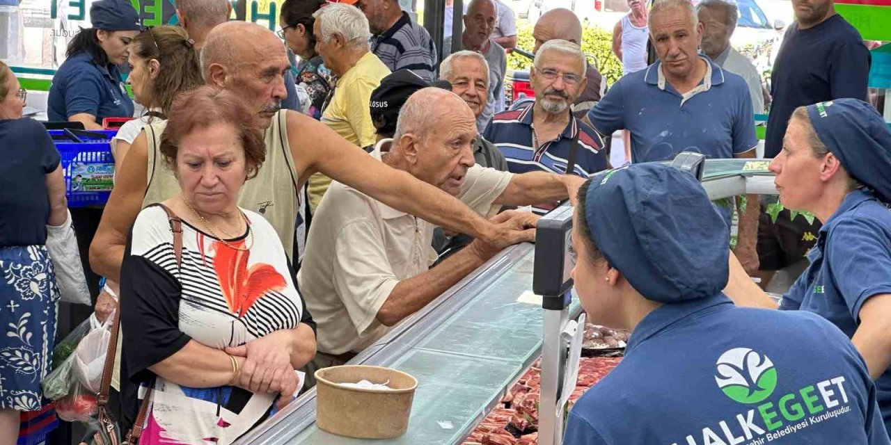 Halk Ege Et’te ’30 Ağustos İndirimi’ yoğun ilgi gördü