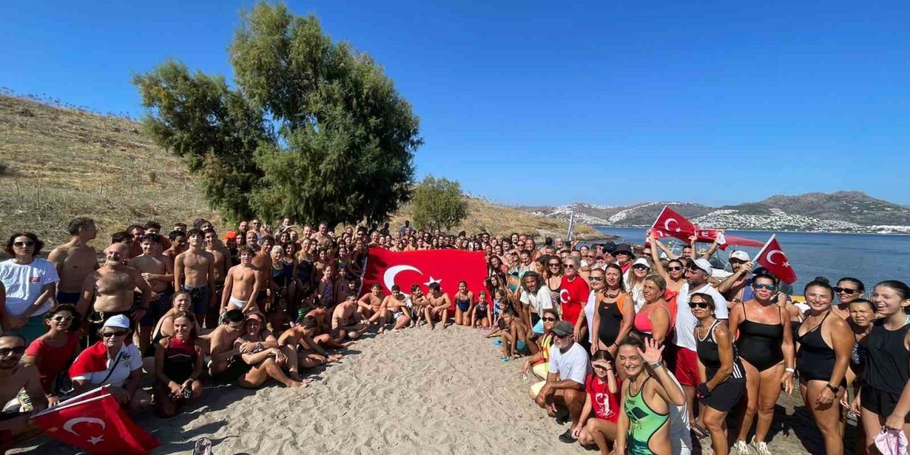 Bodrum’dan adaya yüzerek Zafer Bayramı’nı kutladılar