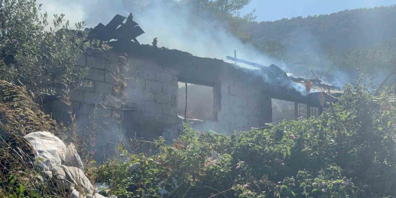 Fethiye’de madde bağımlısı olduğu iddia edilen genç evi ateşe verdi