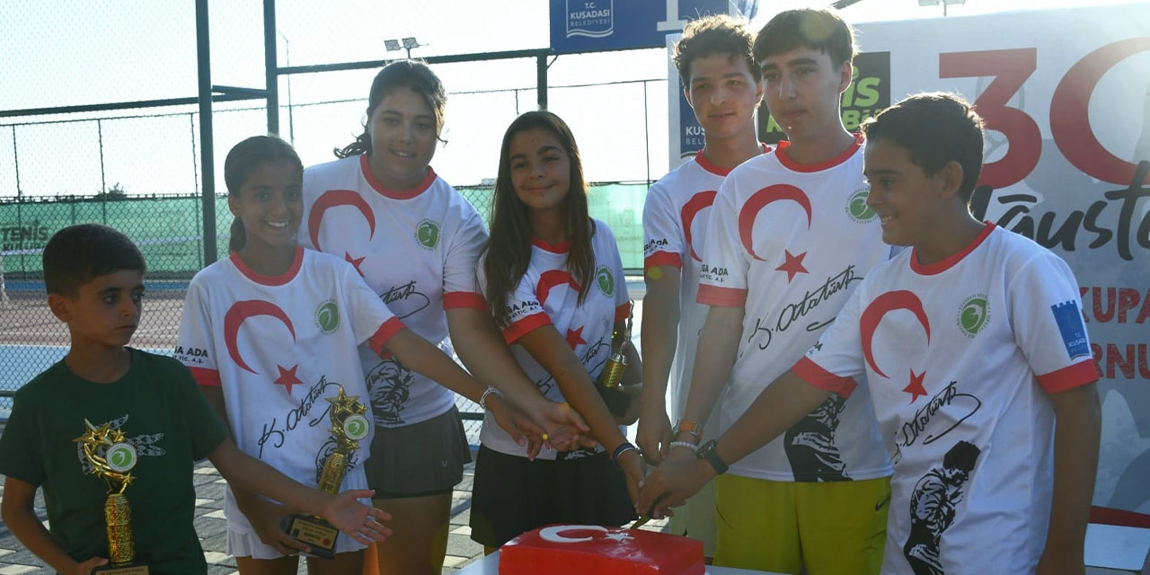 Kuşadası’nda Zafer Bayramı coşkusu kortlara taşındı