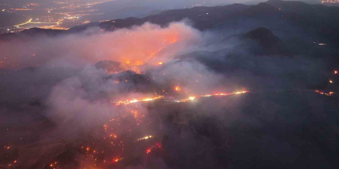3 gündür devam eden yangının şiddeti havadan görüntülendi