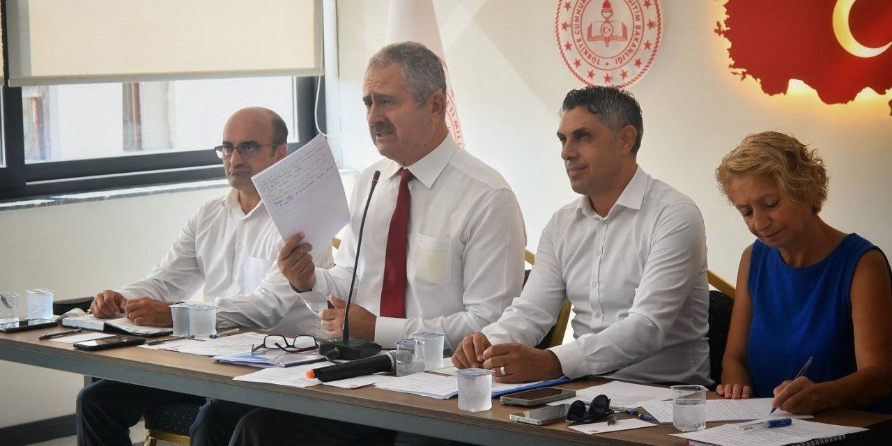 Kuşadası’nda sene başı müdürler kurulu toplantısı yapıldı