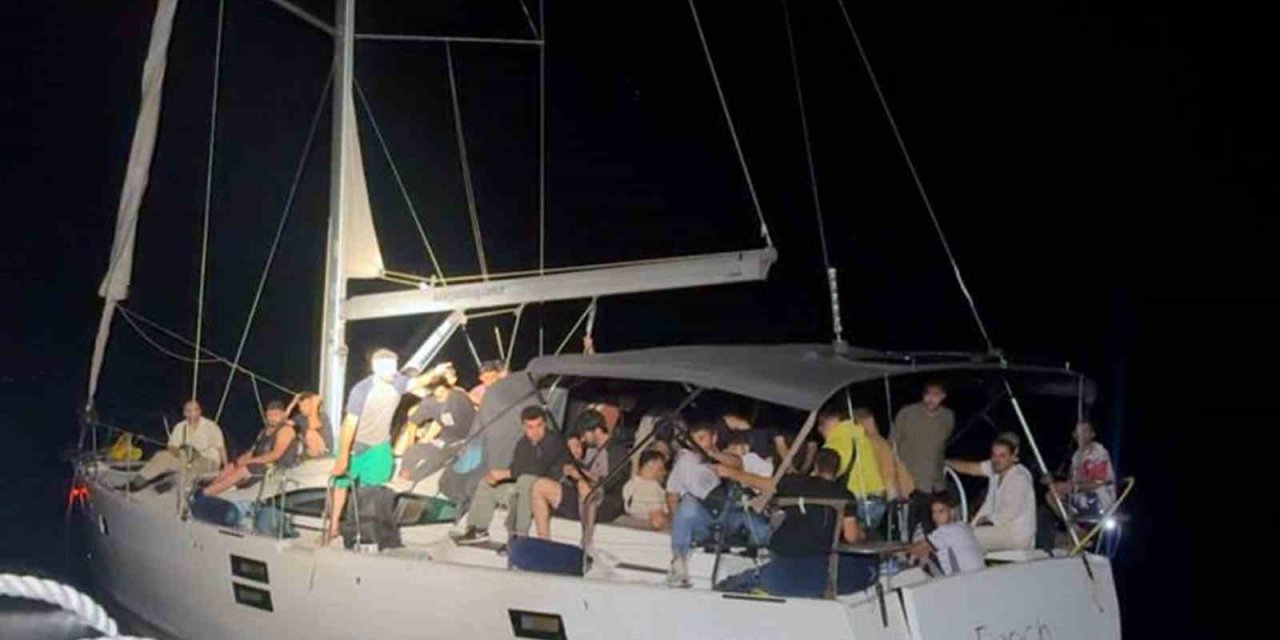 Sürüklenen yelkenli teknedeki 78 düzensiz göçmen kurtarıldı