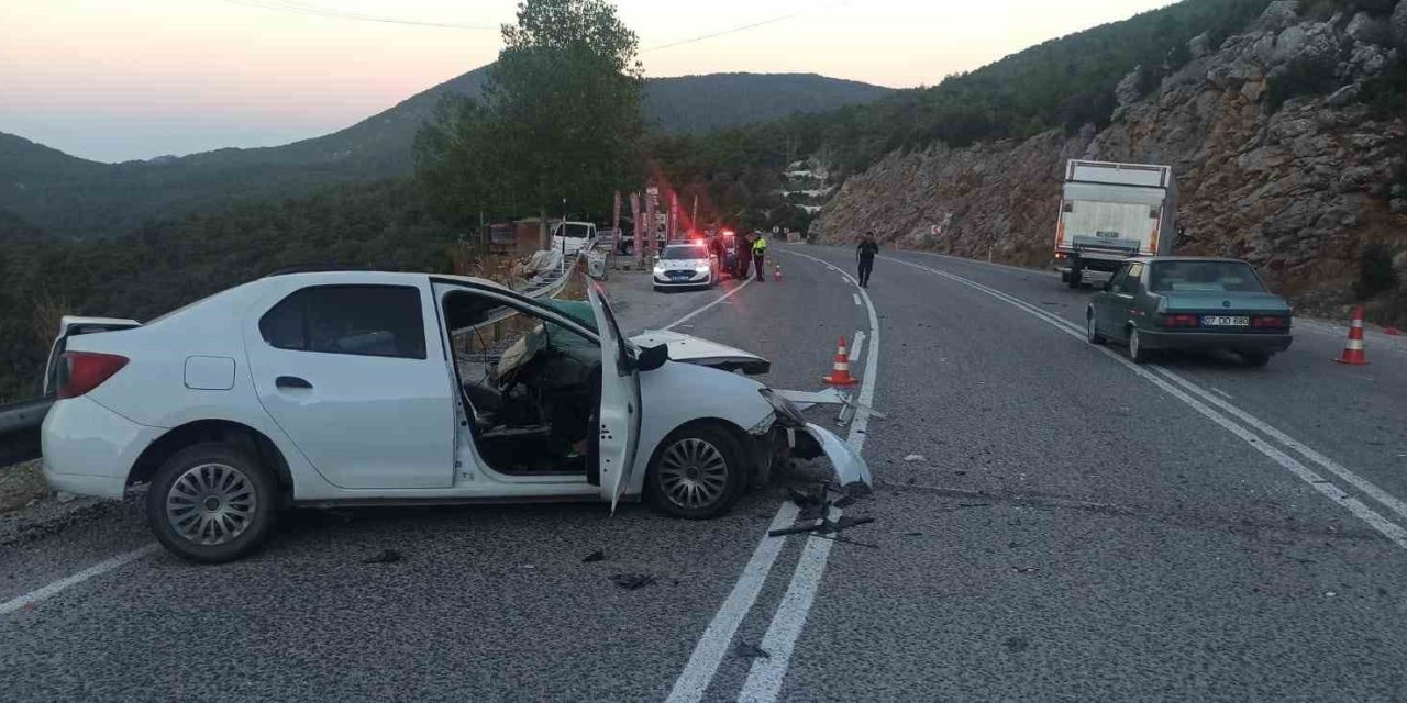 Seydikemer’de otomobil tırla çarpıştı: 1 ölü