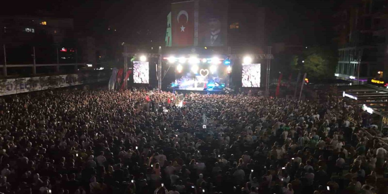 Aydınlılar Zafer Bayramı’nı ünlü sanatçıyla kutladı