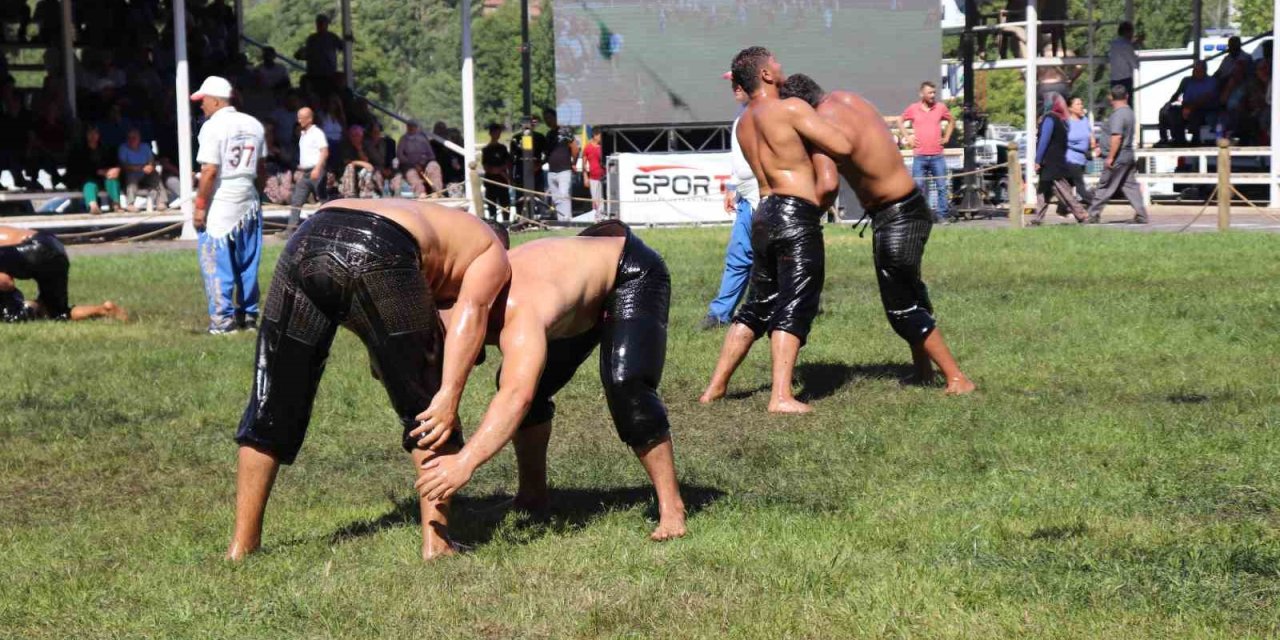 700 pehlivan Beyağaç Hüseyin Çokal Güreşleri’nde er meydanının tozunu attırdı