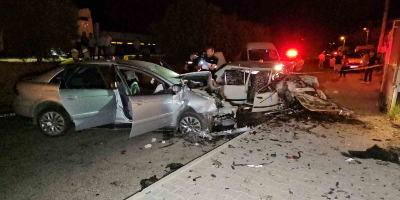 Nazilli’de çarpışan otomobiller hurdaya döndü: 8 yaralı