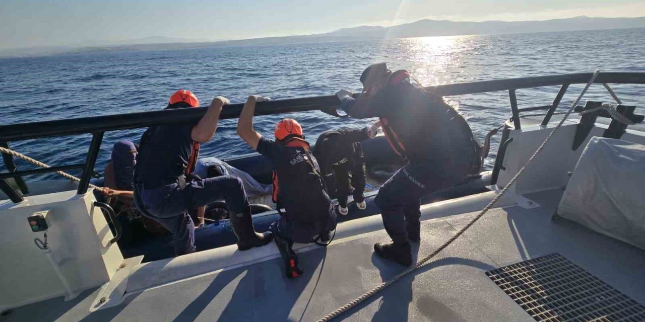 İzmir açıklarında 18 düzensiz göçmen yakalandı