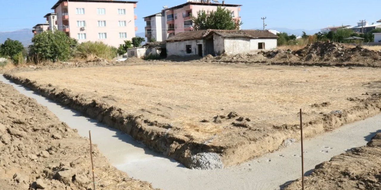 Başkan Ercan, halı saha yapımına başladıklarını duyurdu