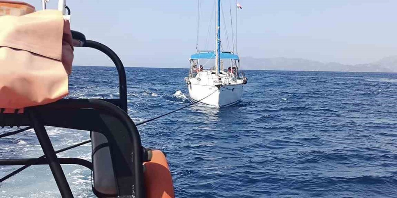 Fethiye açıklarında arızalanan yelkenli tekne kurtarıldı