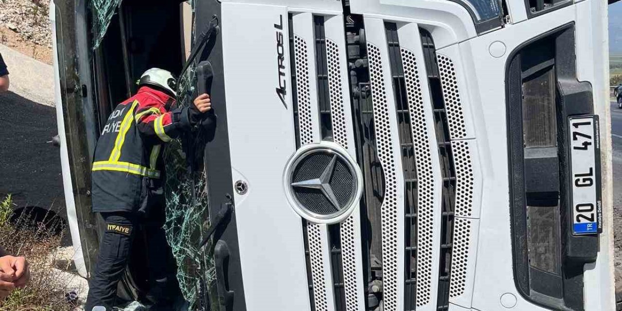 Sürücüsünün direksiyon hakimiyetini kaybettiği tır devrildi: 1 yaralı