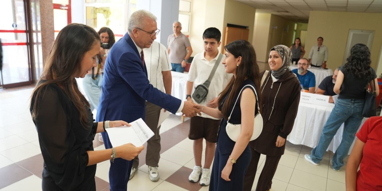EÜ Rektörü Prof. Dr. Budak, çiçeği burnunda öğrencilerinin kayıt heyecanına ortak oldu