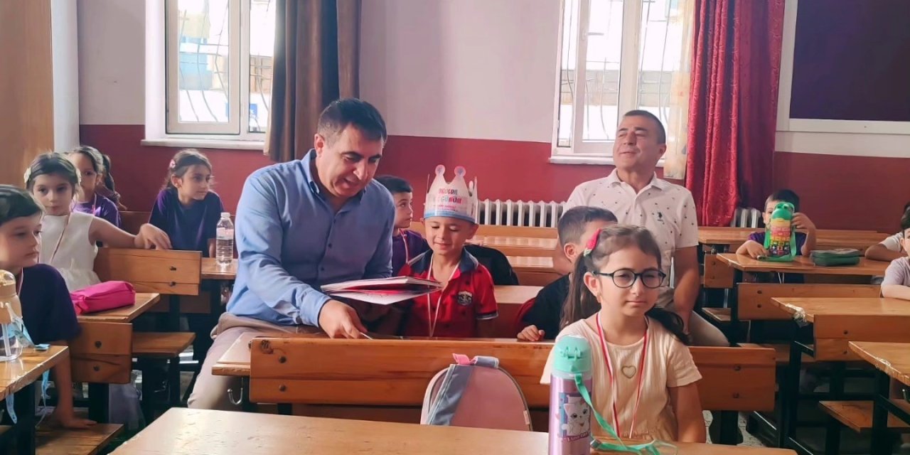 İlçe Milli Eğitim Müdürü Şimşek, minik öğrencilerin heyecanına ortak oldu
