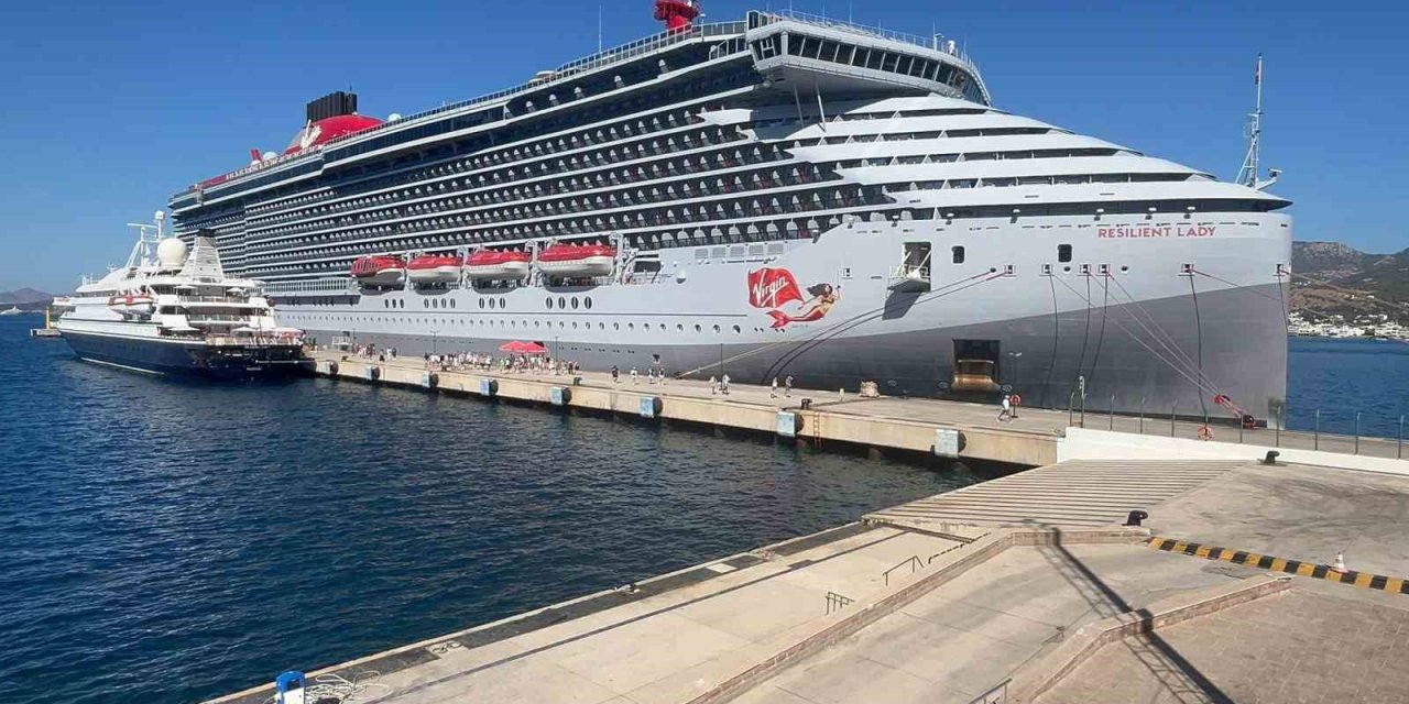 Bodrum’a 2 gemi birden geldi