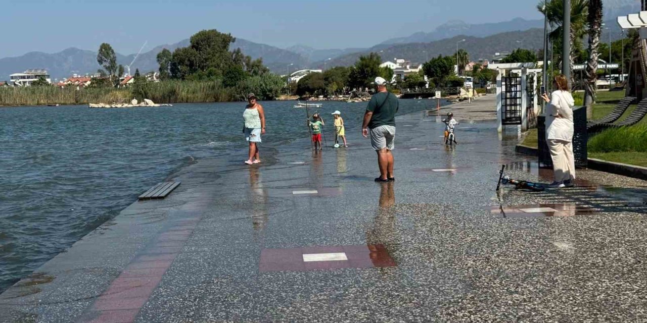 Fethiye’de gelgit nedeniyle deniz suyu yükseldi