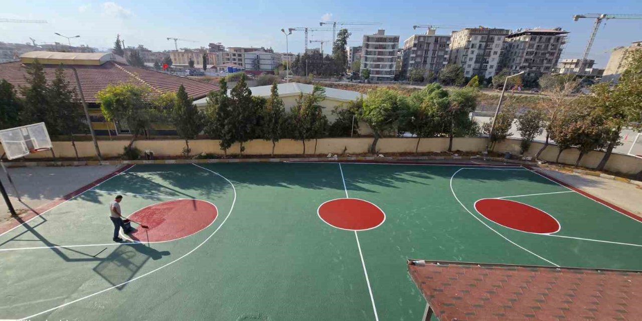 İZAKUT İzmir gönüllüleri Defne’de iki spor sahası yaptı