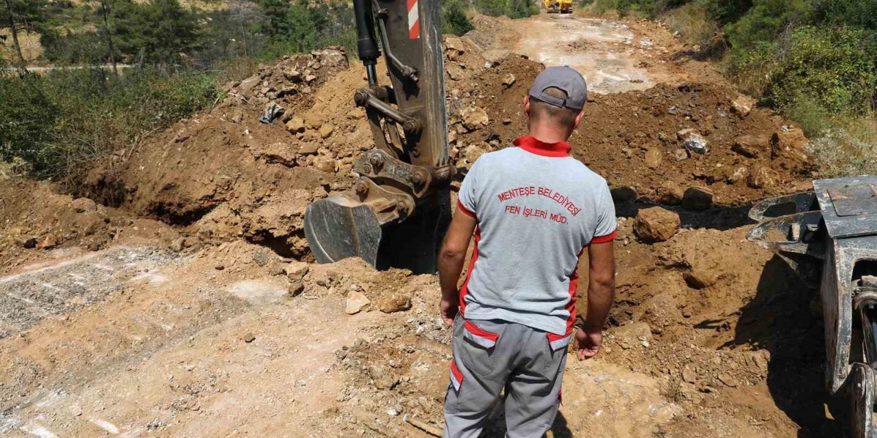 Menteşe’de yol çalışmalarıyla ulaşım güvenliği artıyor