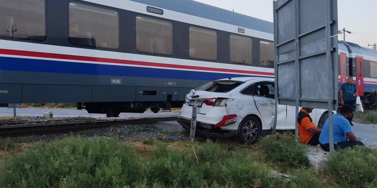 Tren otomobile çarptı: 1 yaralı
