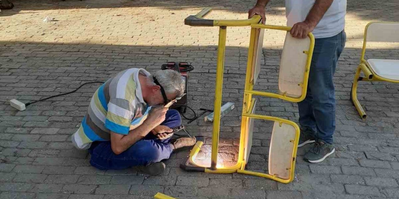 Öğrencileri için kaynak makinesinin başına geçti