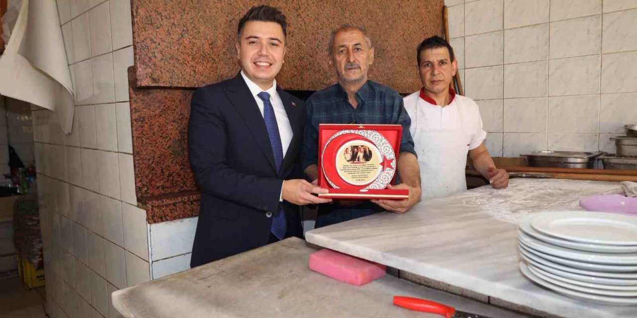 Kaymakam Gündoğdu’dan dev tahinli pidenin ustasına plaket