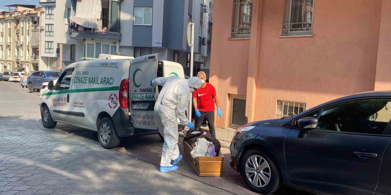 Yalnız yaşayan yaşlı adamın cesedi yayılan kötü kokuyla bulundu