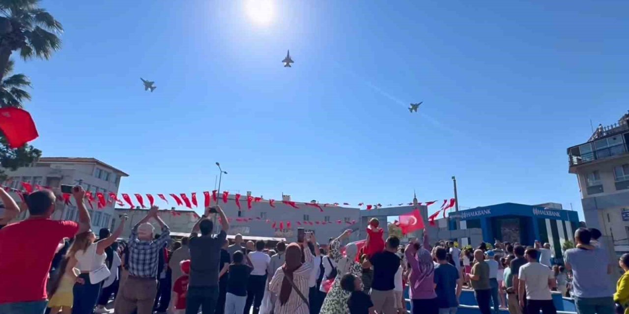 Söke’de hava kuvvetleri uçaklarının gösteri uçuşu gurur yaşattı
