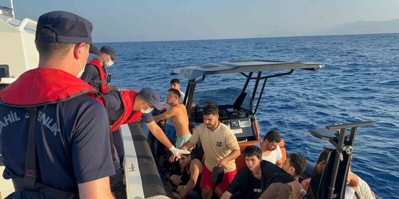 17 düzensiz göçmen kurtarıldı, 1 göçmen kaçakçısı yakalandı