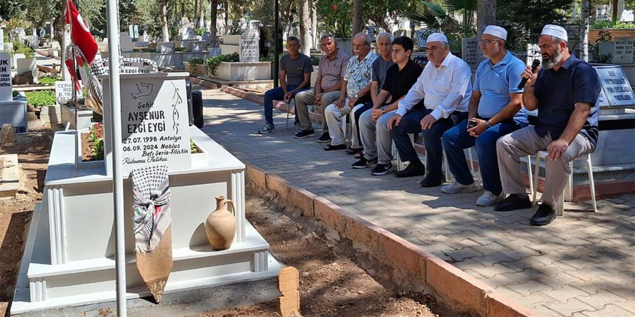 Filistin şehidi Ayşenur mezarı başında dualarla anıldı