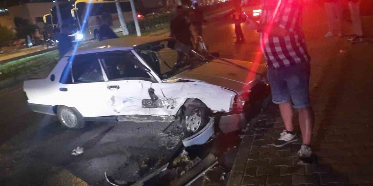 Kontrolden çıkan otomobil kamyonetlere çarptı: 3 yaralı