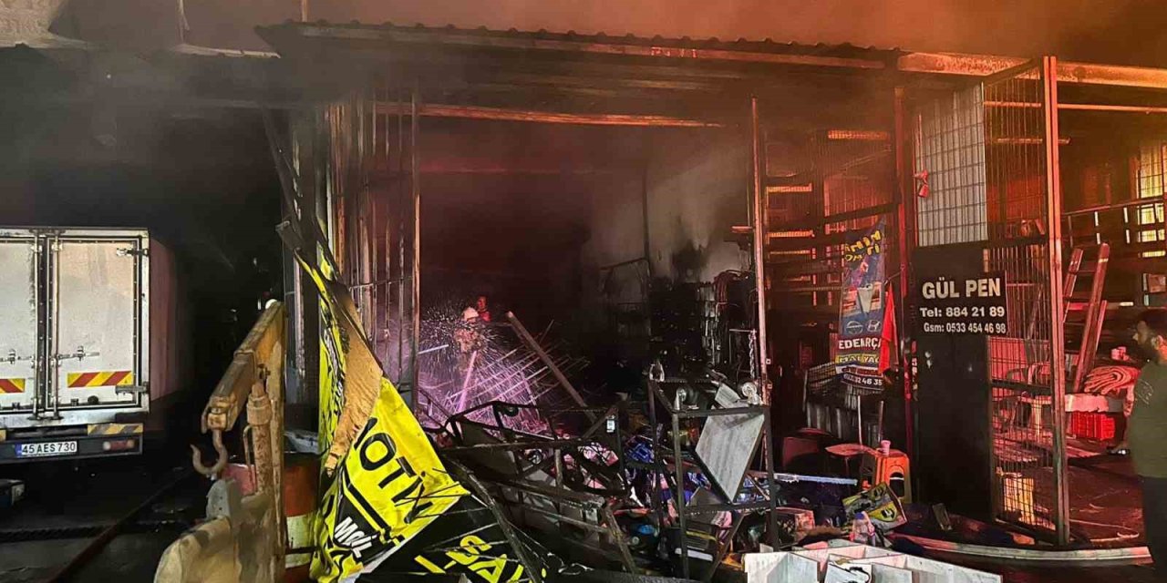 Sanayi sitesindeki yangında 7 iş yeri ve 3 araç yandı