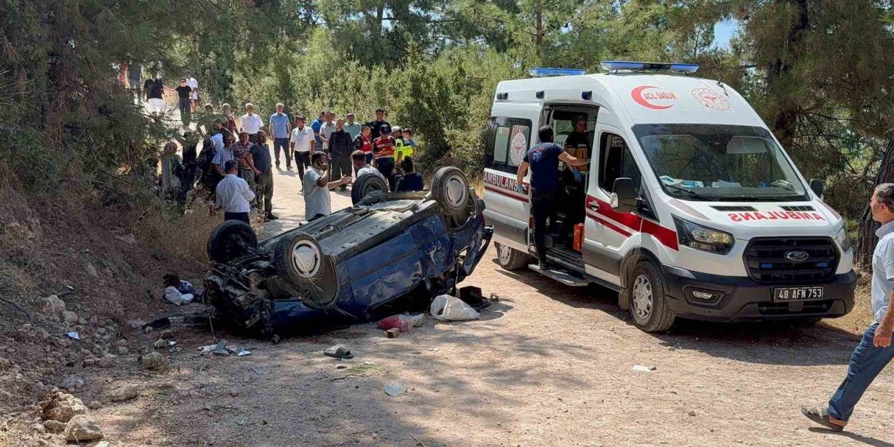 Akrabalarının düğün yemeğine giderken 30 metrelik şarampole yuvarlandılar