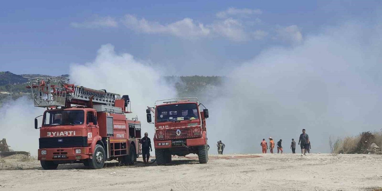 Kuşadası’nda hafriyat ve moloz döküm alanında çıkan yangın kontrol altında alındı