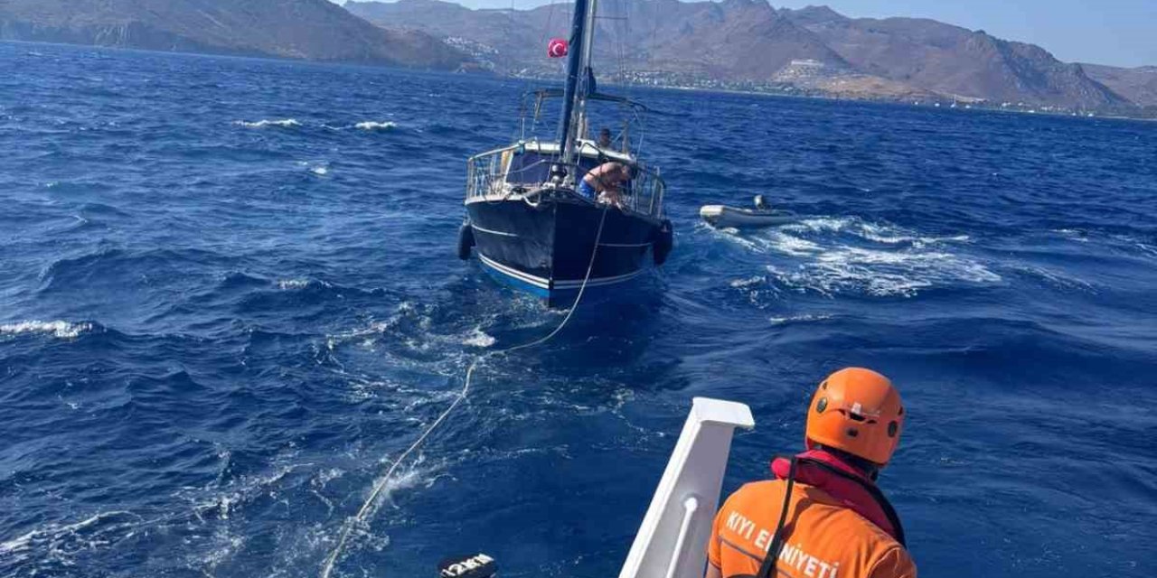 Bodrum’da dümen arızası yapan tekne KIYEM ekiplerince kurtarıldı
