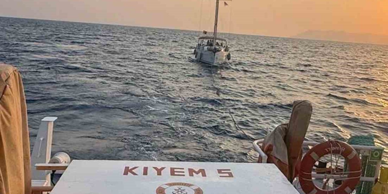 Makine arızası nedeniyle sürüklenen tekne kurtarıldı