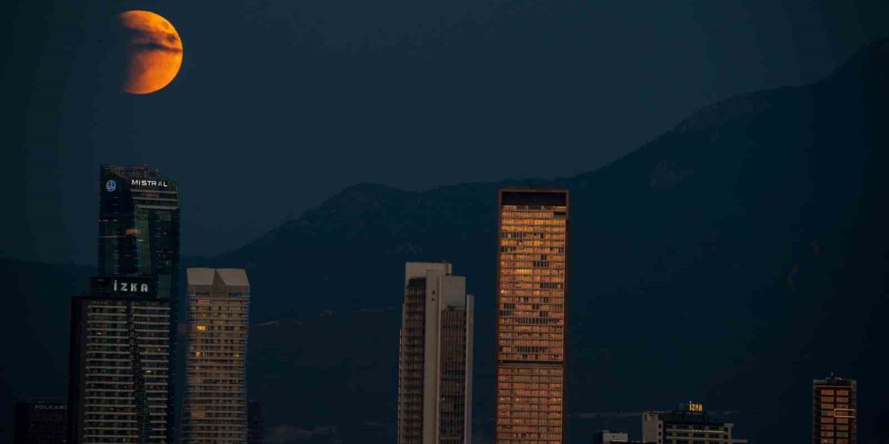 Kanlı ay İzmir’e görsel şölen yaşattı