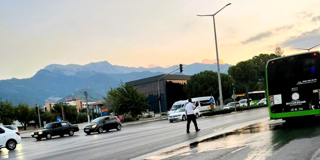 Belediye otobüsünden dökülen yakıt sürücülere zor anlar yaşattı