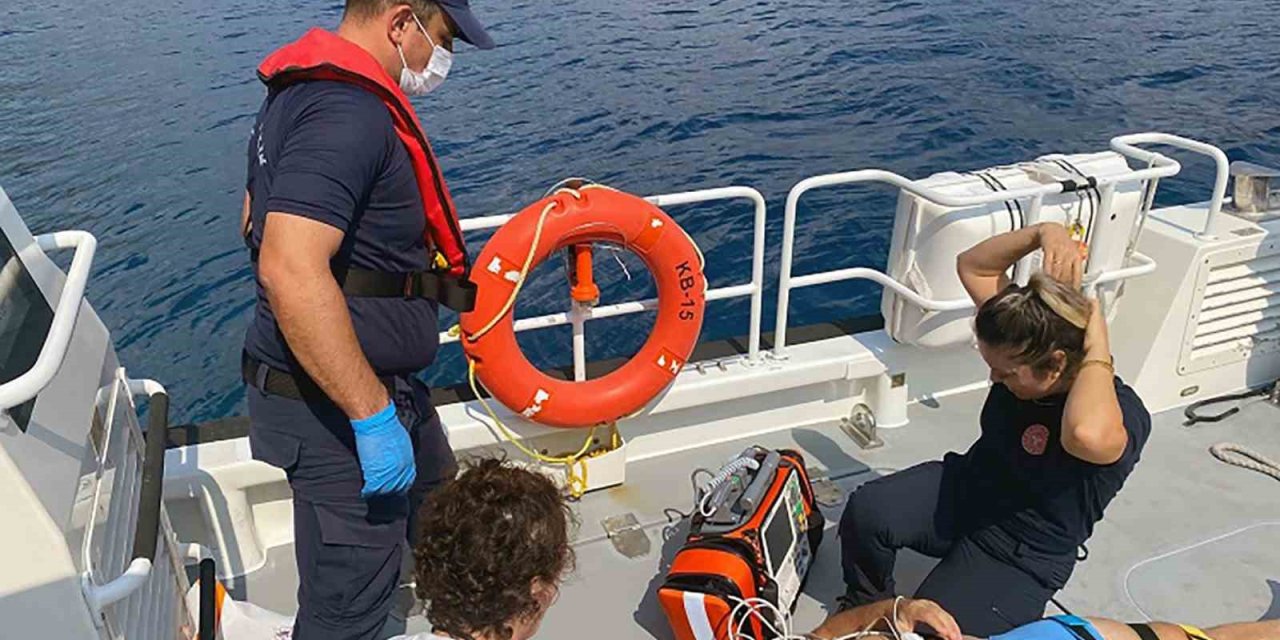Sahil Güvenlik 2 tekneden 2 vatandaşın tıbbi tahliyesini gerçekleştirdi