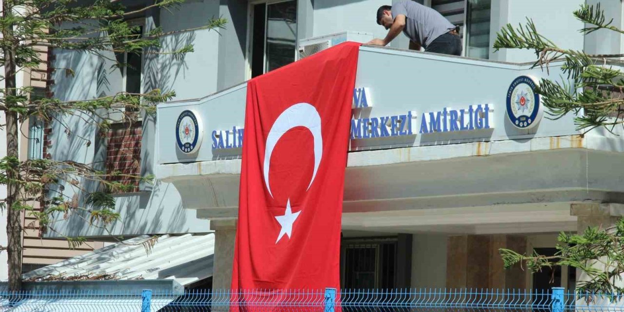 Saldırının olduğu sokak Türk bayraklarıyla donatıldı