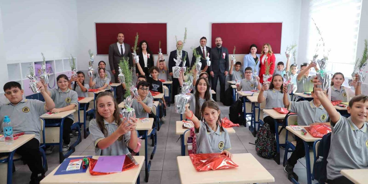 İzmir’de yeni eğitim yılı ’Yeşil Vatanı Korumak’ temalı ilk dersle başladı