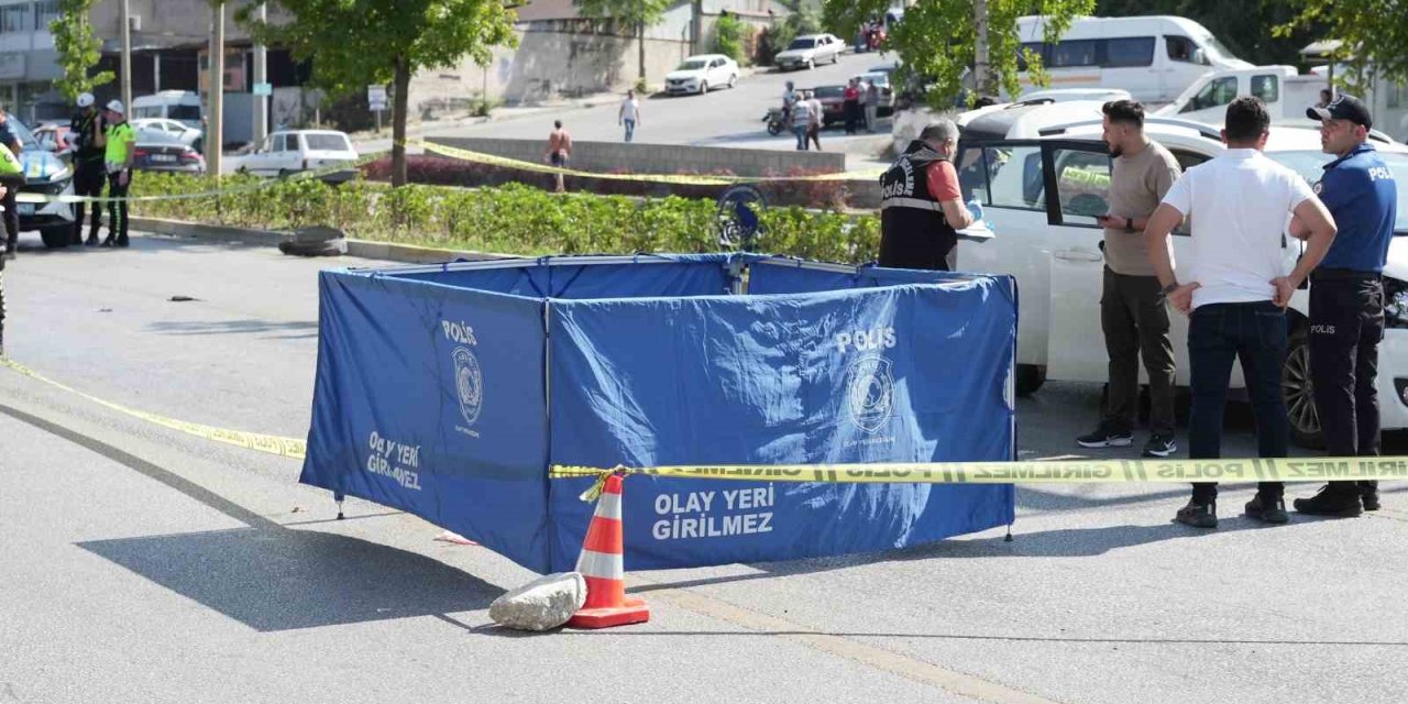 Karşıdan karşıya geçmek isteyen kadın otomobil çarpması sonucu hayatını kaybetti